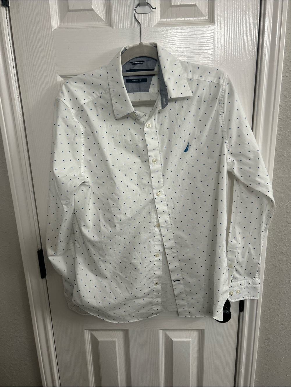 Nautica White Blue Button Up Mens Shirt Long Sleeve Classic fit Size Medium